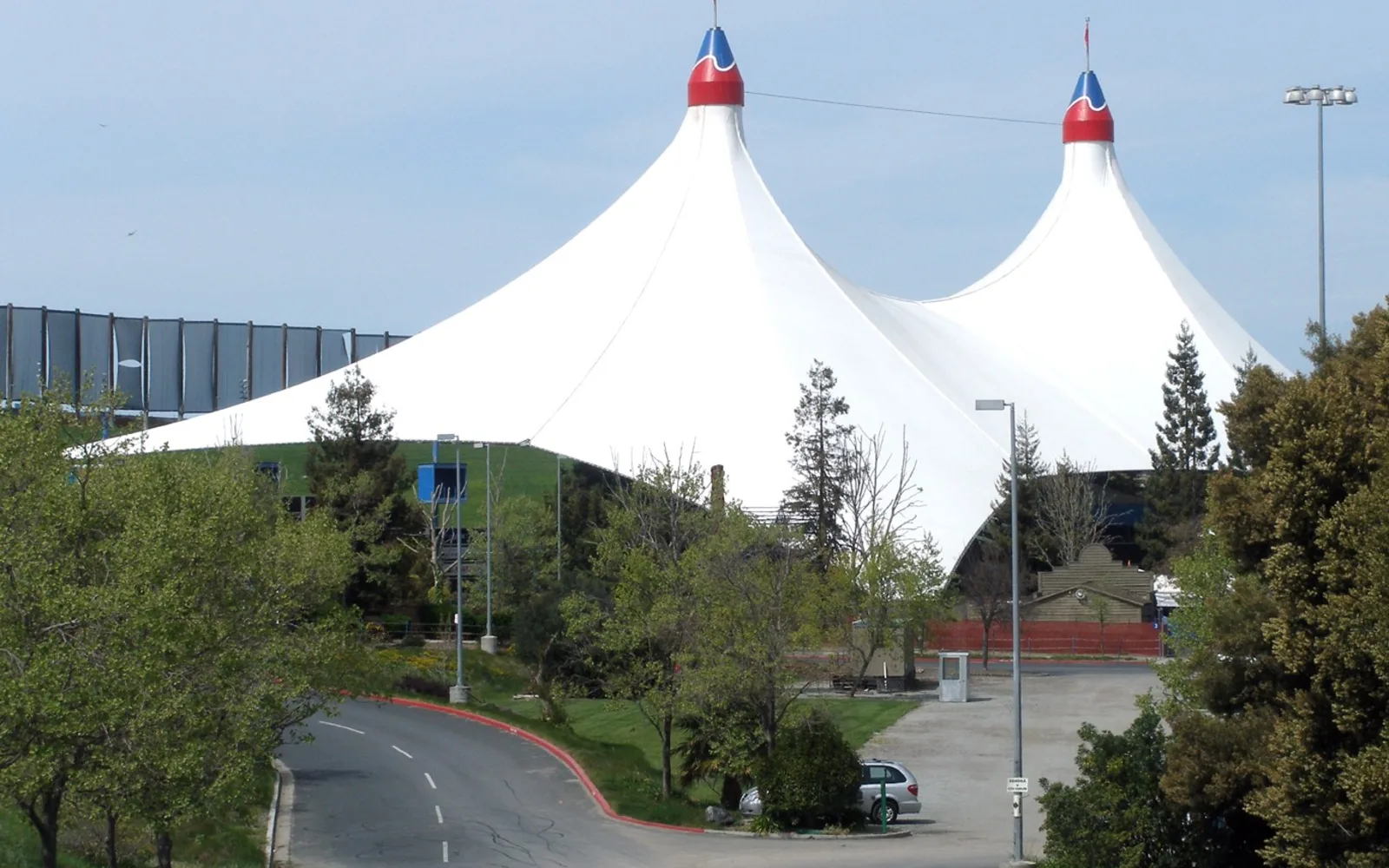 Outdoor Shoreline Amphitheatre concert venue in Mountain View with distinctive tent roof structure and sloped lawn seating